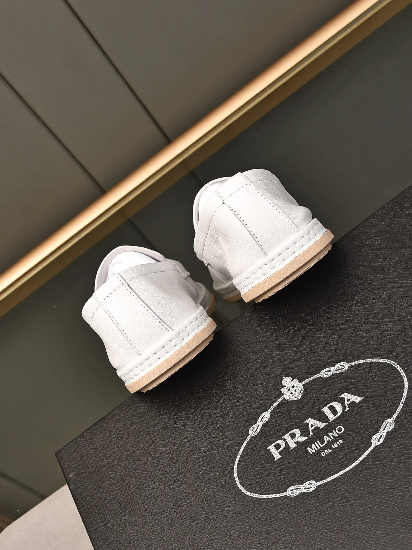 👟👟👟Men's Shoes💰P420 🆕🔥New Updates🔥👟PRADA (Prada) new products are released, imported soft cowhide, fashionable to allow air to penetrate the entire shoe, and the awesome shoes [strong] bring an extremely comfortable and breathable feeling! Beautiful inside and out! Exquisite workmanship, top-grade cowhide material, 😌Number: 38~44, black and white color options.